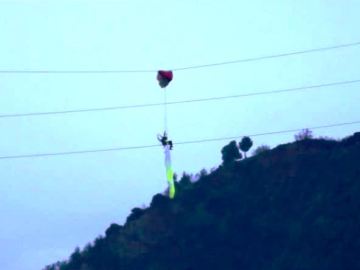 Un parapentista queda atrapado en unos cables de alta tensión