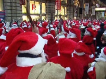 Una multitud de Papá Noeles surten de chocolate a los alemanes