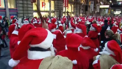 Una multitud de Papá Noeles surten de chocolate a los alemanes Una multitud de Papá Noeles surten de chocolate a los alemanes