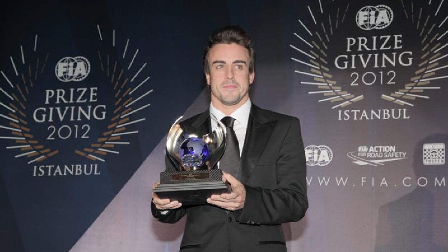 Alonso recoge el trofeo por ser subcampe&oacute;n del Mundo 2012