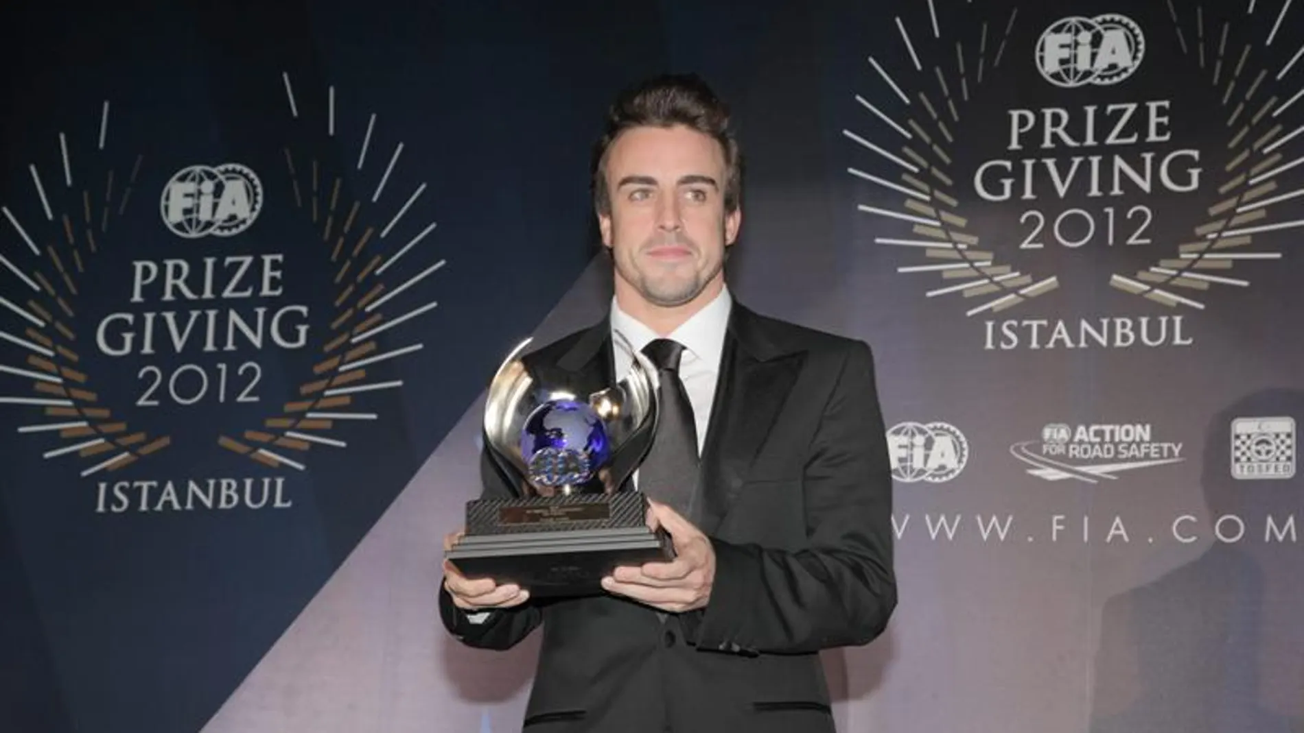 Alonso recoge el trofeo por ser subcampeón del Mundo 2012