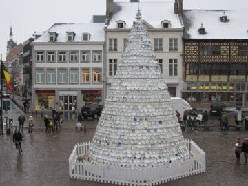 Árbol de Navidad hecho de platos viejos