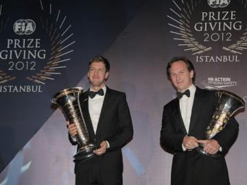 Sebastian Vettel, con el trofeo de campeón del Mundo y Christian Horner, con el de constructores para Red Bull