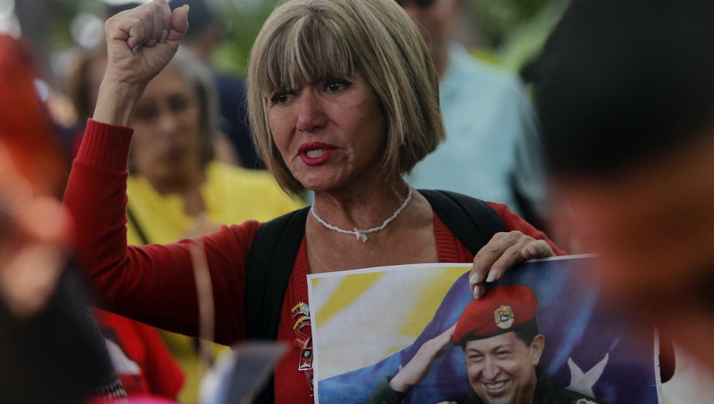 Los seguidores de Chávez lloran su recaída