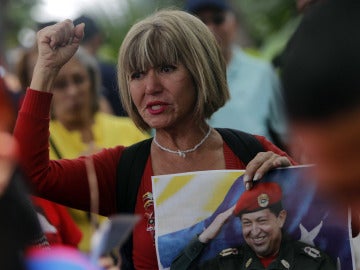 Los seguidores de Chávez lloran su recaída Los seguidores de Chávez lloran su recaída
