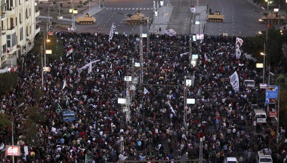 Vista general de los participantes en la manifestación en frente del Palacio presidencial de El Cairo