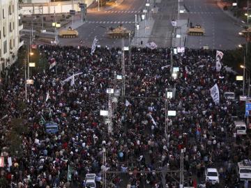 Vista general de los participantes en la manifestación en frente del Palacio presidencial de El Cairo