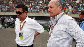 Peter Lim accionista de McLaren junto a Ron Dennis, presidente de la escudería.