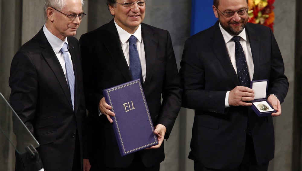 José Manuel Barroso, Martin Schulz y Herman Van Rompuy posan con el galardón