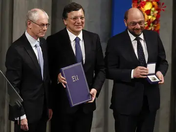 José Manuel Barroso, Martin Schulz y Herman Van Rompuy posan con el galardón José Manuel Barroso, Martin Schulz y Herman Van Rompuy posan con el galardón