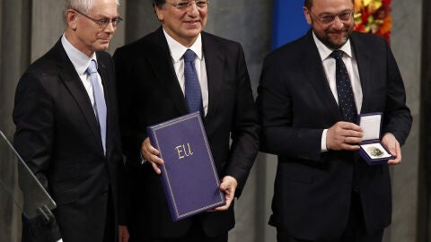 Jos&eacute; Manuel Barroso, Martin Schulz y Herman Van Rompuy posan con el galard&oacute;n