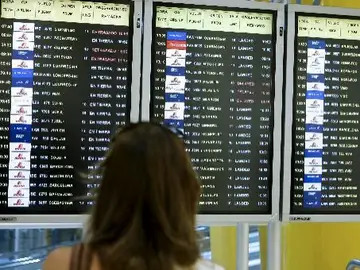 Panel de información de un aeropuerto Panel de información de un aeropuerto