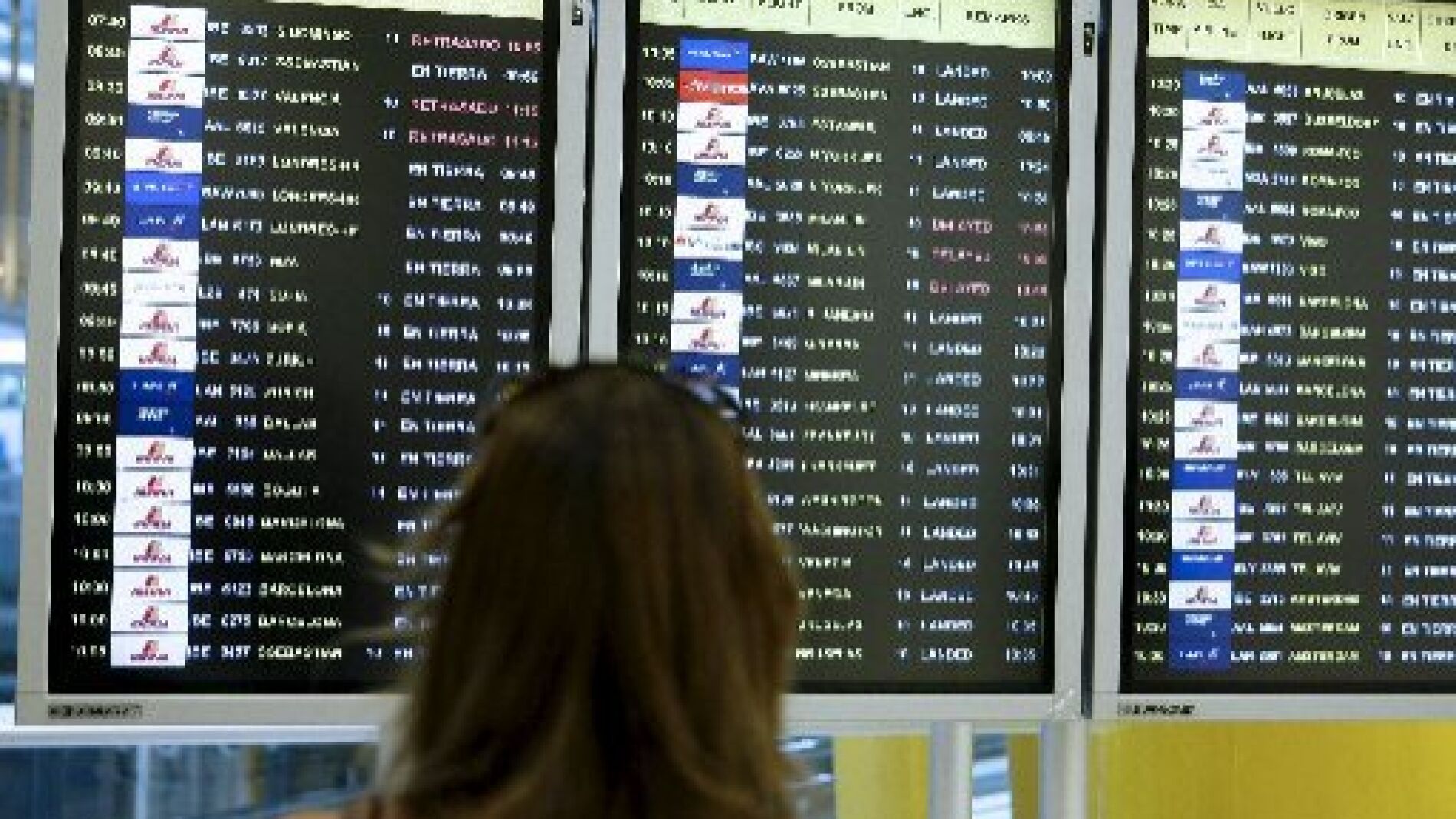 Panel de informaci&oacute;n de un aeropuerto