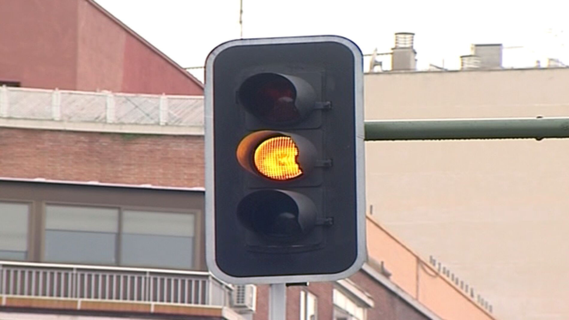 Sem&aacute;foro en ambar