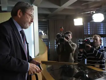 Jaime Lissavetzky, durante una rueda de prensa tras el dictamen presentado en la comisión Jaime Lissavetzky, durante una rueda de prensa tras el dictamen presentado en la comisión