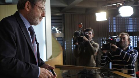 Jaime Lissavetzky, durante una rueda de prensa tras el dictamen presentado en la comisi&oacute;n