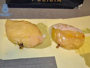 Detienen a una mujer con prótesis mamarias de cocaína en el Aeropuerto de El Prat Detienen a una mujer con prótesis mamarias de cocaína en el Aeropuerto de El Prat