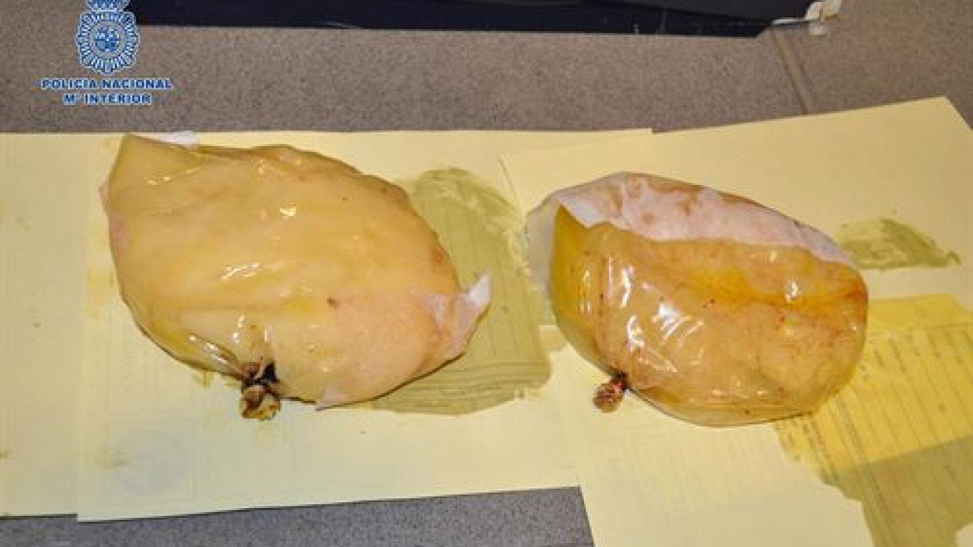 Detienen a una mujer con pr&oacute;tesis mamarias de coca&iacute;na en el Aeropuerto de El Prat 