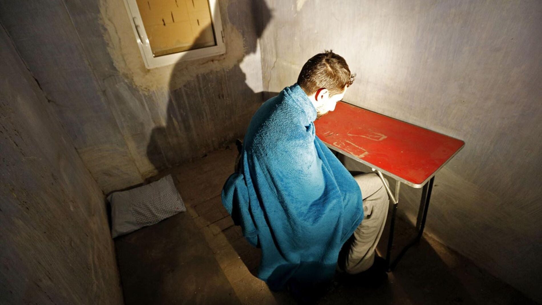 El artista que recre&oacute; el zulo de Ortega Lara abandona el encierro