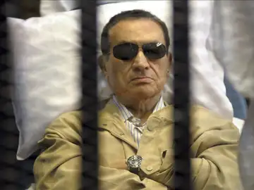 El expresidente egipcio Hosni Mubarak, asiste a un juicio desde una celda El expresidente egipcio Hosni Mubarak, asiste a un juicio desde una celda