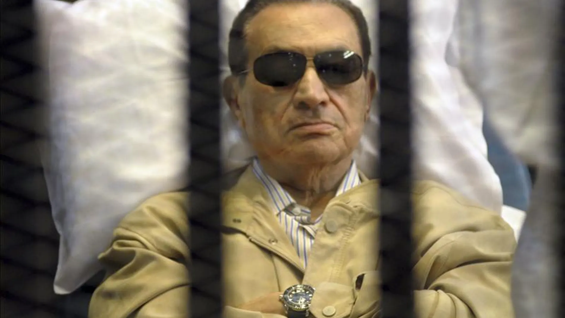 El expresidente egipcio Hosni Mubarak, asiste a un juicio desde una celda El expresidente egipcio Hosni Mubarak, asiste a un juicio desde una celda