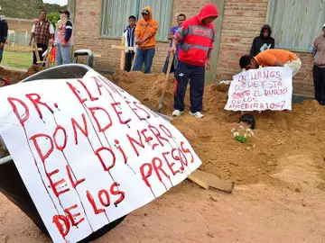 Presos protestan enterrándose y escriben pancartas con su sangre en Bolivia Presos protestan enterrándose y escriben pancartas con su sangre en Bolivia