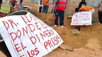 Presos bolivianos protestan enterrándose y con pancartas escritas con su propia sangre