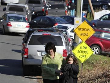 Una madre y una hija salen de la escuela Sandy Hook