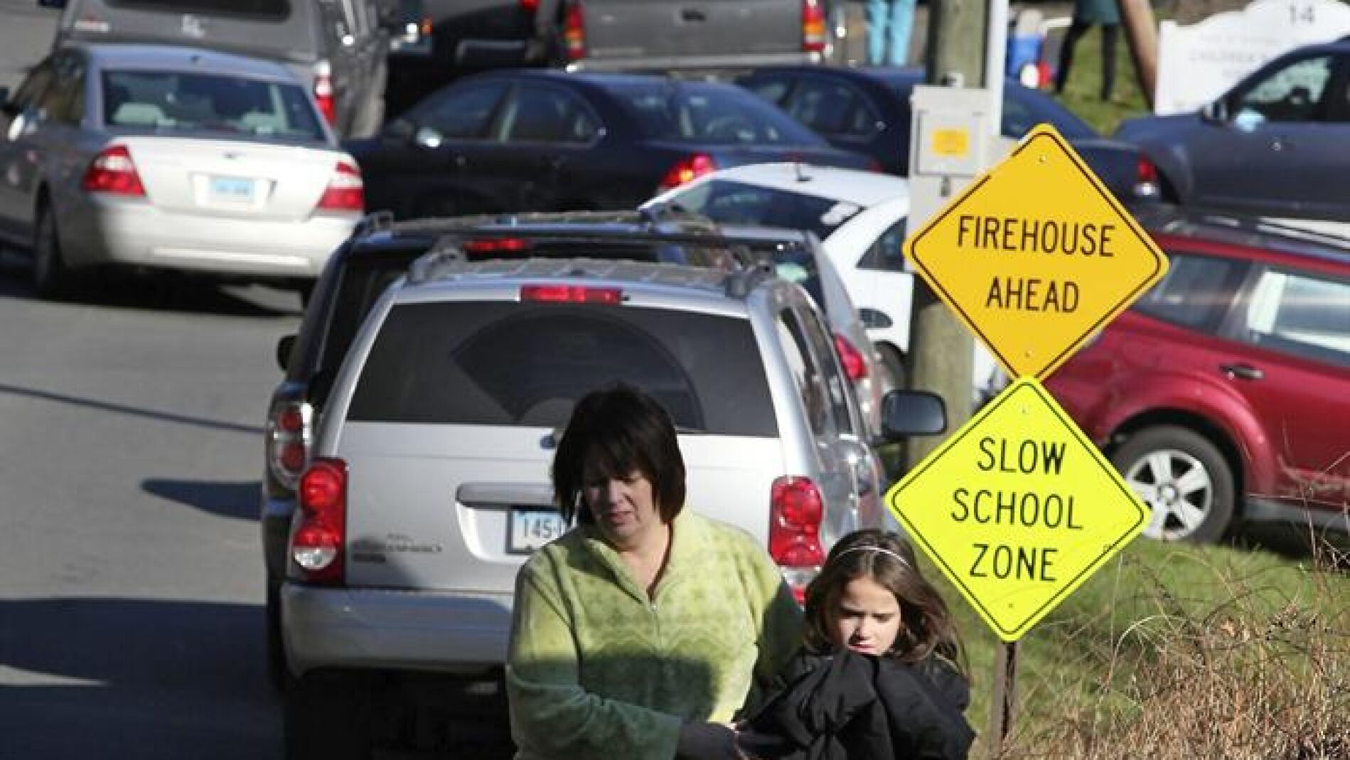 Una madre y una hija salen de la escuela Sandy Hook