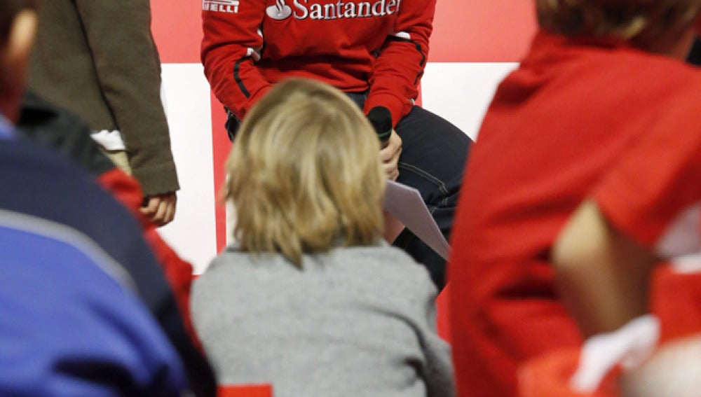 Alonso, rodeado de niños
