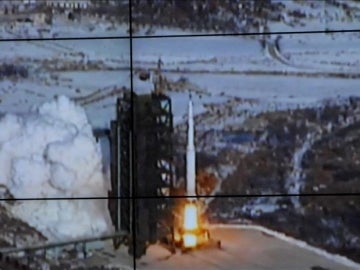 Lanzamiento de un cohete balístico de largo alcance desde el Centro Espacial Sohae. Lanzamiento de un cohete balístico de largo alcance desde el Centro Espacial Sohae.