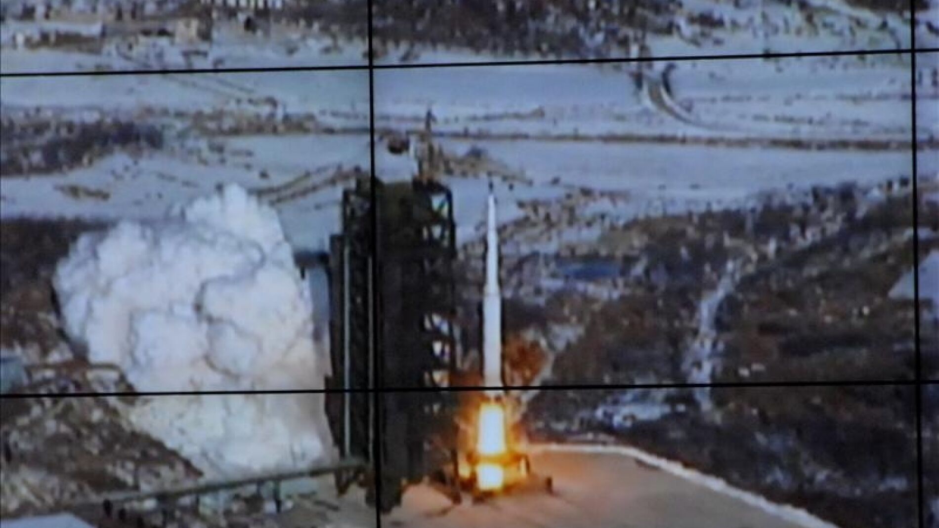 Lanzamiento de un cohete bal&iacute;stico de largo alcance desde el Centro Espacial Sohae. 
