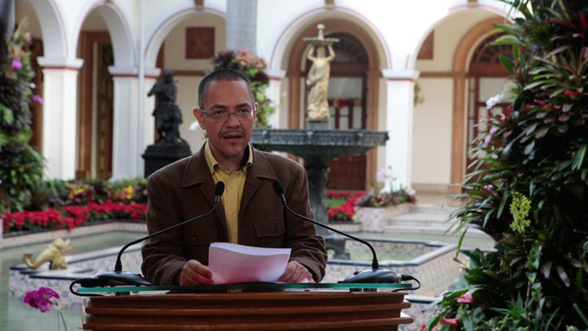 Ernesto Villegas, ministro de comunicaci&oacute;n de Venezuela, durante el comunicado.