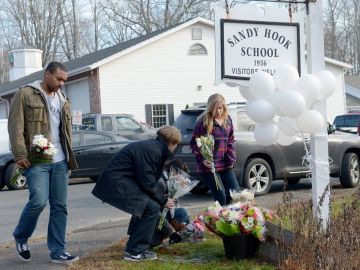 Vecinos lloran a las víctimas de la matanza de Connecticut