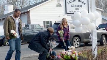 Vecinos lloran a las víctimas de la matanza de Connecticut