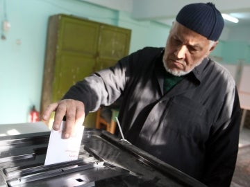 Un ciudadano egipcio deposita su voto en un colegio electoral de El Cairo