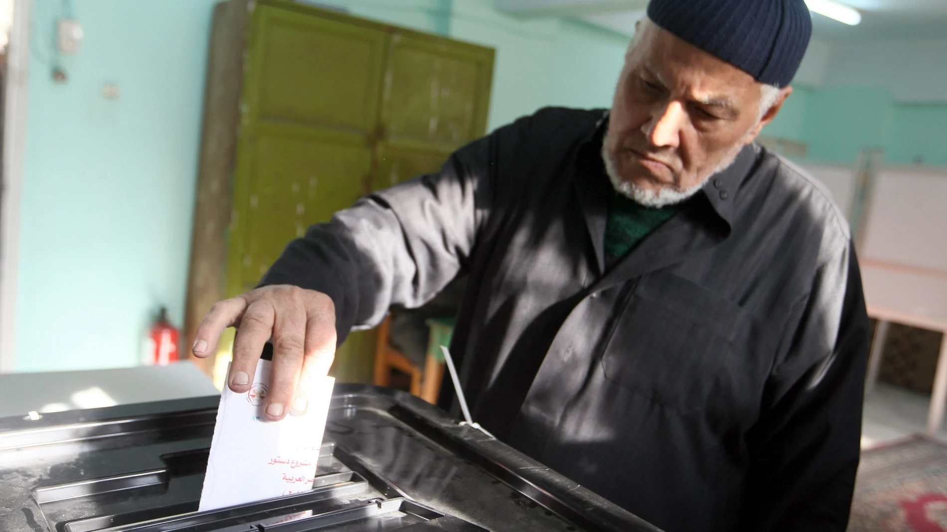 Un ciudadano egipcio deposita su voto en un colegio electoral de El Cairo Un ciudadano egipcio deposita su voto en un colegio electoral de El Cairo