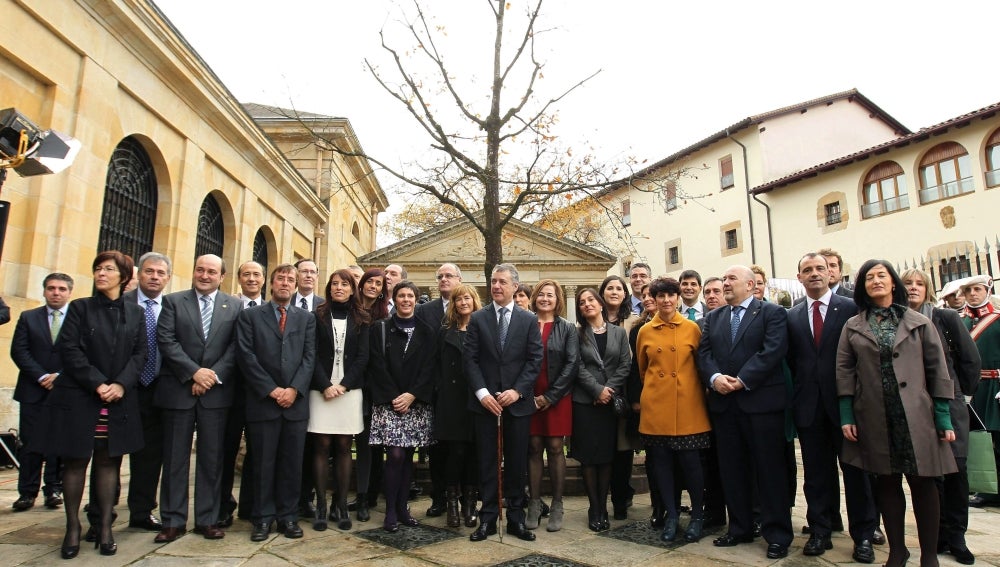 Urkullu posa junto a todo el grupo parlamentario del PNV en la cámara vasca ante el Árbol de Gernika