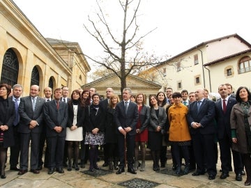 Urkullu posa junto a todo el grupo parlamentario del PNV en la cámara vasca ante el Árbol de Gernika