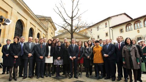 Urkullu posa junto a todo el grupo parlamentario del PNV en la c&aacute;mara vasca ante el &Aacute;rbol de Gernika
