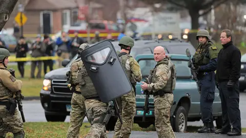 Equipo de policías a las afueras de la iglesia católica de Santa Rosa de Lima Equipo de policías a las afueras de la iglesia católica de Santa Rosa de Lima