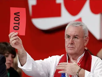 El líder de IU, Cayo Lara, muestra una papeleta de voto en la X asamblea El líder de IU, Cayo Lara, muestra una papeleta de voto en la X asamblea