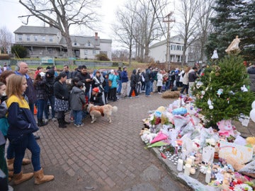 ciudadanos congregados para el memorial por las víctimas de Newtown