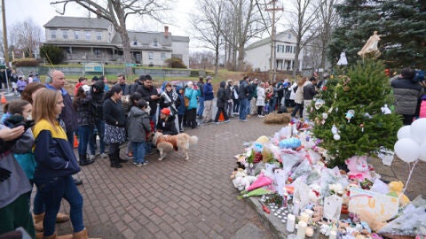 ciudadanos congregados para el memorial por las v&iacute;ctimas de Newtown