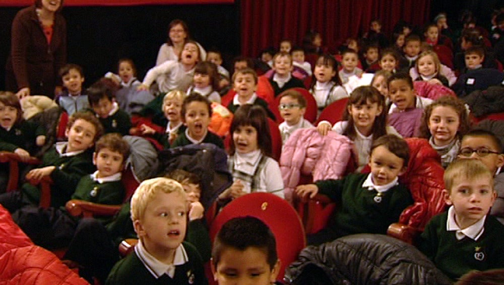 Niños disfrutando de una obra de teatro