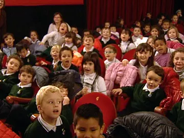 Niños disfrutando de una obra de teatro Niños disfrutando de una obra de teatro