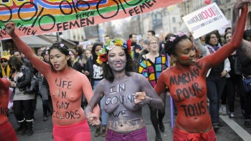 Tres mujeres en la manifestación en favor del matrimonio homosexual, en París