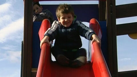 Un ni&ntilde;o se tira por un tobog&aacute;n