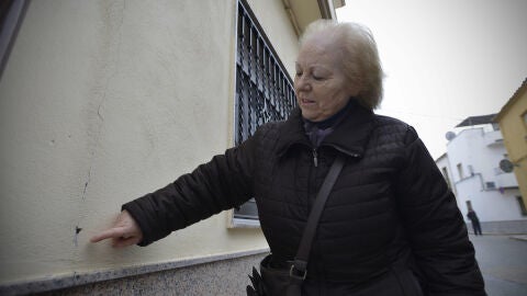 Una vecina de Torreperogil muestra una de las grietas en su casa