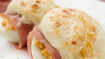 Huevos rellenos gratinados